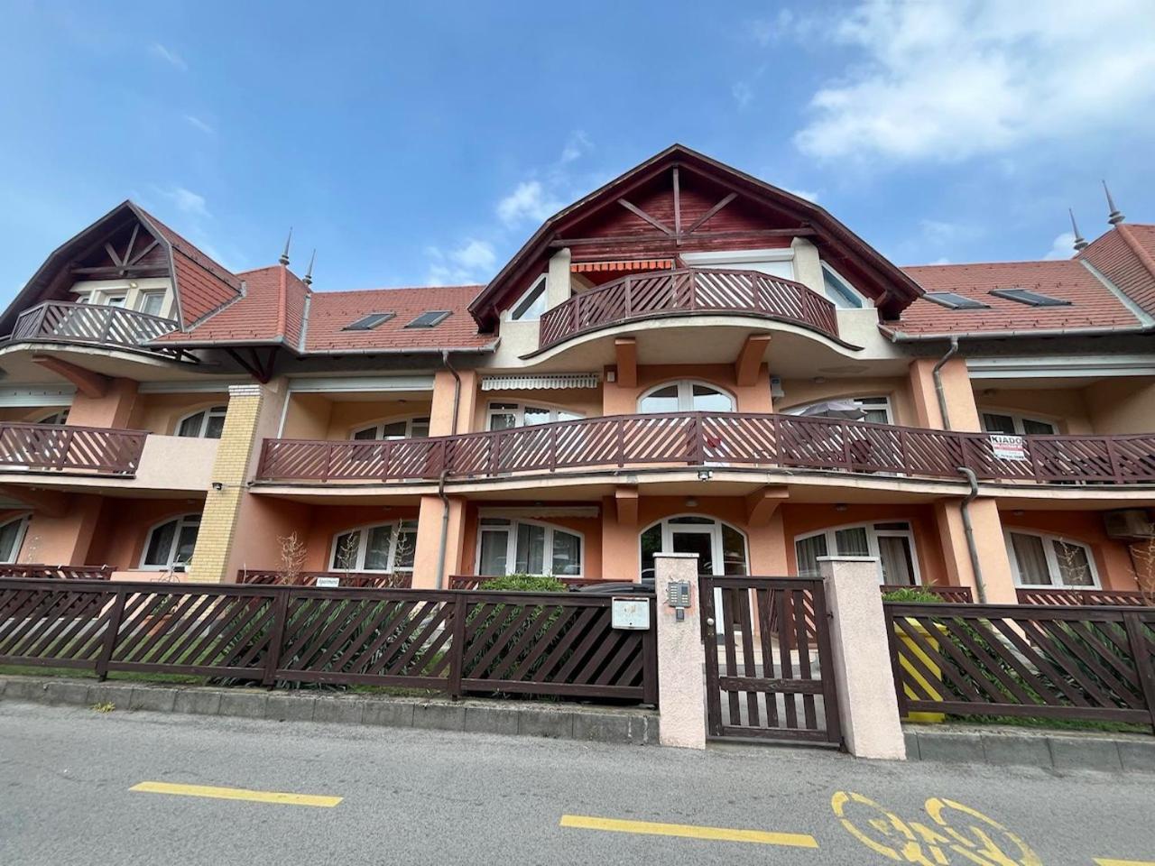 Y Apartman Балатонлелле Экстерьер фото