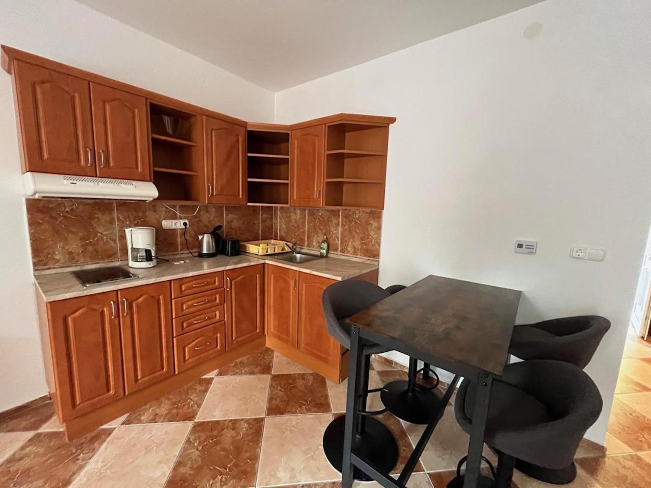 Y Apartman Балатонлелле Экстерьер фото